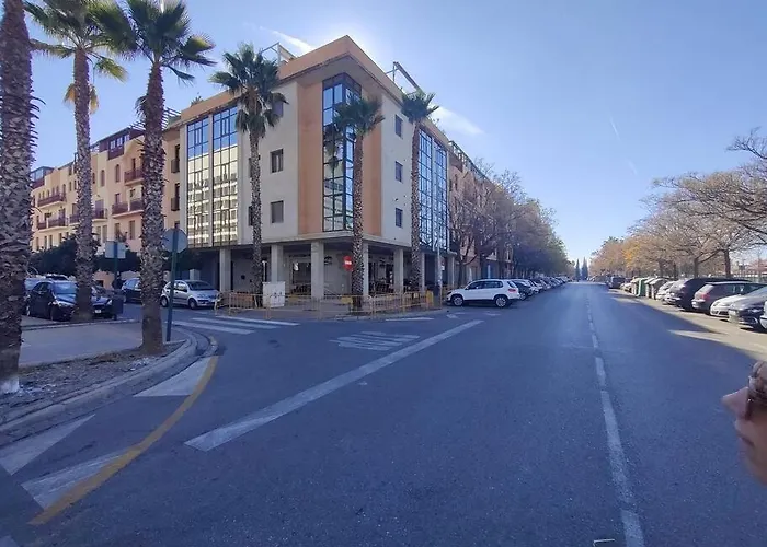 Apartamento, Parking Y Piscina De Temporada En Granada Tico Medina
